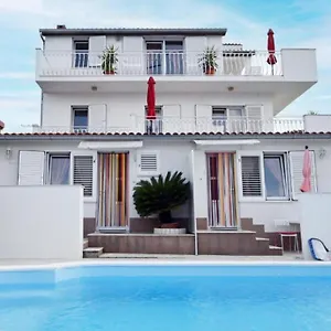 Mihovilovic - 50 M From Apartament